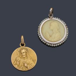 Lote 2387: Lote con dos medallas devocionales, una con La Imagen de La Virgen realizada en hueso y orla de perlitas en montura de oro blanco y otra en oro amarillo de 18K.