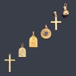 Lote 2389: Lote compuesto por dos cruces, dos medallas devocionales y dos colgantes en oro amarillo de 18K.