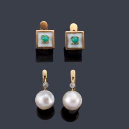 Lote 2390: Lote con dos parejas de pendientes, una con perlas de agua y brillantito y otro con base en esmalte y cuenta esférica de amazonita.