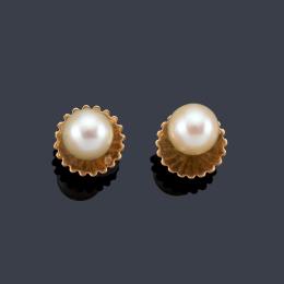 Lote 2392: Pendientes con pareja de perlas de aprox. 8,00 mm en montura de oro amarillo de 18K.