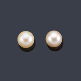 Lote 2394: Pendientes con pareja de perlas en montura de oro amarillo de 18K.
