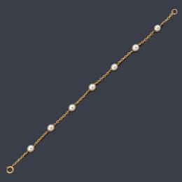 Lote 2398: Pulsera con perlas intercaladas con eslabones en oro amarillo de 18K.