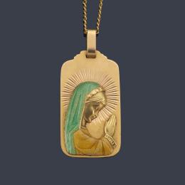 Lote 2400: Medalla con La Imagen de La Virgen Niña con esmalte sobre montura de oro amarillo de 18K.