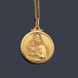 Lote 2401: Medalla escapulario con La Imagen de La Virgen del Carmen y el Sagrado Corazón de Jesús, en montura de oro amarillo de 18K.