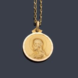 Lote 2402: Medalla con la Imagen del Sagrado Corazón de Jesús en oro amarillo de 18K y cadena.