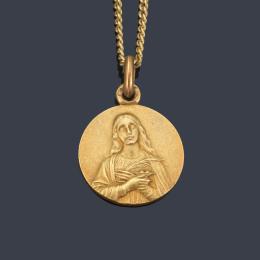 Lote 2404: Medalla devocional con La Imagen de Santa Lucía de Siracusa en montura y cadena de oro amarillo de 18K.