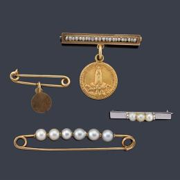 Lote 2407: Lote de cuatro alfileres con perlitas en diferentes calibres y uno de ellos con medalla devocional en montura de oro amarillo de 18K.