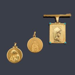 Lote 2408: Lote con tres medallas devocionales con La Imagen de La Virgen, en montura de oro amarillo de 18K.