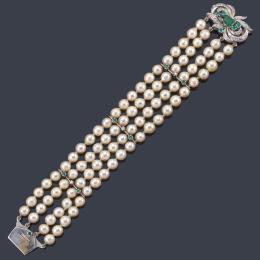 Lote 2428: Pulsera con cuatro hilos de perlas con cierre en oro blanco de 18K con esmeraldas y diamantes.