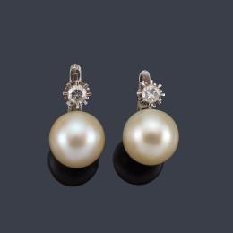 Lote 2431: Pendientes 'tu y yo' con pareja de perlas australianas de aprox. 12,71 mm y 12,64 mm con un brillante en la parte superior.