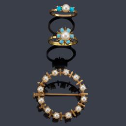 Lote 2434: Lote con dos anillos con perlas y turquesas y un broche circular decorado con perlitas.