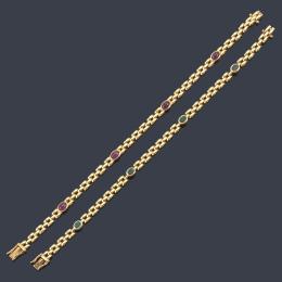 Lote 2436: Dos pulseras con rubíes y esmeraldas talla oval, con eslabones tipo 'pantheré' en oro amarillo de 18K.