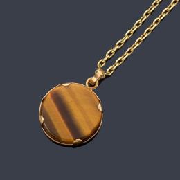 Lote 2437: Colgante con pieza circular de 'ojo de tigre' en montura y cadena de oro amarillo de 18K.