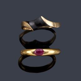 Lote 2441: Dos anillos en oro amarillo de 18K, uno de ellos con rubí talla oval y otro con pieza de ónix.