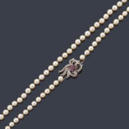Lote 2454: Collar con un hilo de perlas de aprox. 6,18 mm con cierre ondulado en oro blanco de 18K con rubí central.