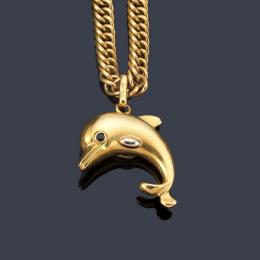 Lote 2461: Colgante en forma de delfín en montura y cadena de oro amarillo de 18K.