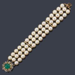 Lote 2465: Pulsera con tres hilos de perlas de aprox. 8,46 - 8,63 mm con cierre central en forma de rosetón con crisoprasa, diamantes en montura de oro amarillo de 18K.