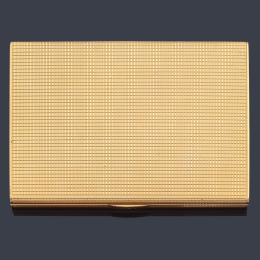 Lote 2474: Pitillera rectangular en oro amarillo de 18K con decoración guilloché y cierre de zafiros calibrados.