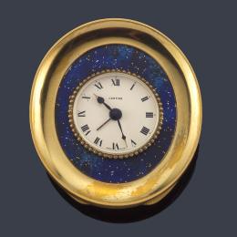 Lote 2493: Despertador CARTIER decoración esmalte tipo lapislázuli y bronce.