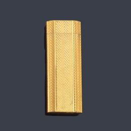Lote 2560: Mechero CARTIER diseño espiga chapado en oro.
Con estuche y documentación.
