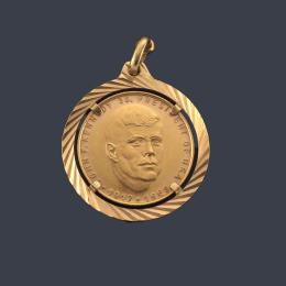 Lote 2569: Moneda conmemorativa Kennedy en oro de 22 K con montura para colgar en oro de 18 K.