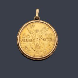 Lote 2573: Moneda de 50 pesos Mexicanos en oro de 22K con montura para colgar en oro de 18 K.