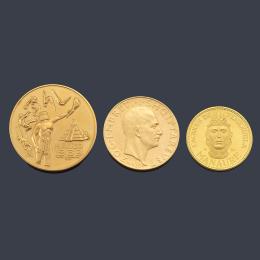 Lote 2587: Tres monedas conmemorativas en oro de 22 K.