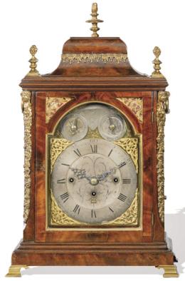 Lote 1081: Reloj bracket Georgiano en caja de caoba, con aplicaciones de bronce cincelados y dorados. Esfera metálica de medio punto con apliques dorados, con calendario y sonería. Firmado Rob Philp.
