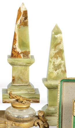 Lote 1241: Pareja de obeliscos onix verde