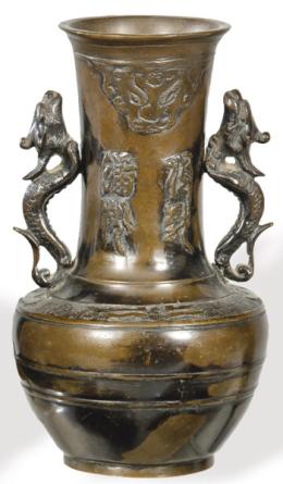 Lote 1383: Jarrón de bronce patinado, China, Dinastía Qing S. XIX
