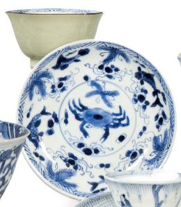 Lote 1387: Cuenco con taza de porcelana de Compañía de Indias con decoración azul y blanco y vidriado celadón, Dinastía Qing, época de Kangxi (1668-1722)