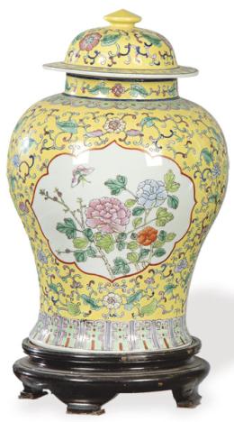Lote 1399: Tibor de porcelana china con esmaltes  polícromos y vidriado amarillo, S. XX.