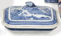 Lote 1415: Legumbrera de porcelana de Compañía de Indias azul y blanco Dinastía Qing época de Qienlong (1736-95).