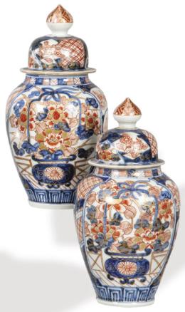 Lote 1416: Pareja de pequeños tibores de porcelana china tipo Imari, Dinastía Qing S. XIX.