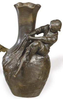Lote 1445: Siguiendo a Gustave Moreau (Francia 1834-1917)
Jarrón con Niño Pescador en bulto redondo en bronce patinado. Firmado.