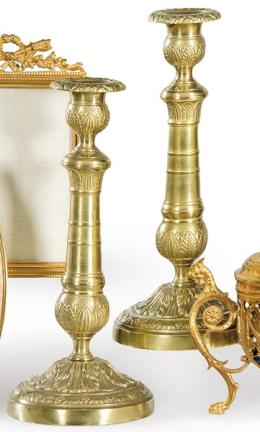 Lote 1463: Pareja de candeleros Carlos X de bronce dorado, Francia pp. S. XIX.