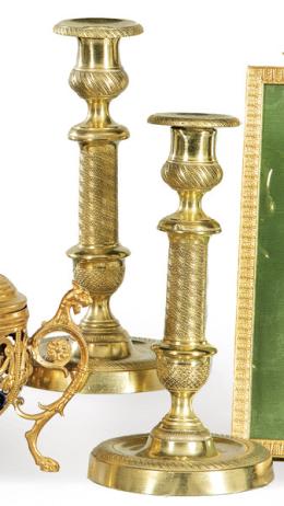 Lote 1465: Pareja de candeleros Carlos X de bronce dorado, Francia pp. S. XIX.