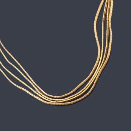 Lote 2090: Collar con cuatro hilos tubulares en oro amarillo de 18K.