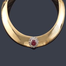 Lote 2122: Collar rígido con rubí talla oval y orla de diamantes talla rosa en montura de oro amarillo de 18K.