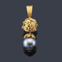 Lote 2292: Colgante con remate de perla gris de Tahití de aprox. 13,59 mm con motivo central floral con diamantes.