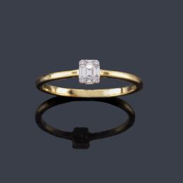 Lote 2342: Anillo con motivo central de diamantes talla baguette en montura de oro amarillo de 18K.