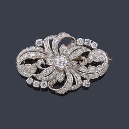 Lote 2365: Broche con diamantes talla brillante y sencilla de aprox. 2,85 ct en total. Años '50.