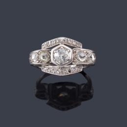 Lote 2369: Anillo con brillante central de aprox. 0,50 ct y diamantes talla holandesa en ambos lados.