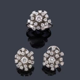 Lote 2373: Pendientes y anillo con diseño de rosetón con brillantes de aprox. 2,40 ct en total.