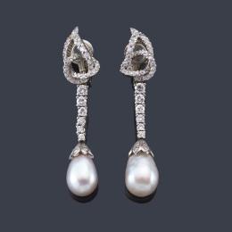 Lote 2375: Pendientes largos con pareja de perlas aperilladas de aprox. 9,50 - 10,50 mm con diamantes talla brillante, marquise y 8/8 de aprox. 3,68 ct en total.