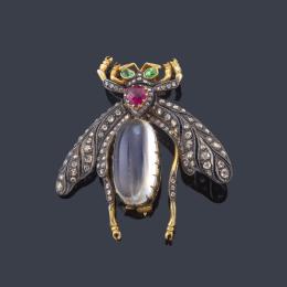 Lote 2387: Broche en forma de abejorro con diamantes talla antigua y holandesa, con rubí talla redonda, peridotos y cuarzo hialino en cabujón.