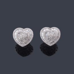 Lote 2415: Pendientes cortos con diseño de corazón con diamantes talla brillantes y baguette de aprox. 1,12 ct en total.