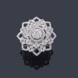 Lote 2418: Anillo con diseño de rosetón con diamantes talla brillante y marquís de aprox. 3,07 ct en total.