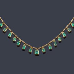 Lote 2423: Collar largo con esmeraldas de diferentes tamaños de aprox. 9,58 ct en total.