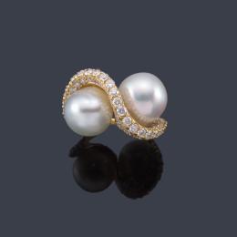 Lote 2432
Anillo con dos perlas australianas de aprox. 12,38 - 11,98 mm con motivo central ondulado en pavé de brillantes.